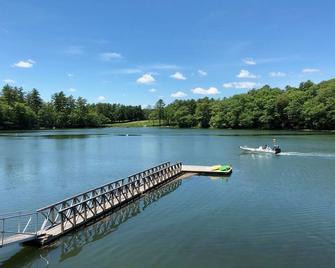 Recently renovated cottage just steps to the waters edge deck, and dock along the New Meadows River. - Brunswick - Outdoors view