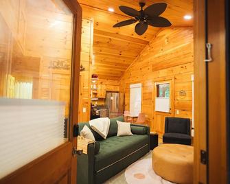 Peaceful Mountain Log Cabin Getaway with Hot Tub! - Hillsville - Вітальня