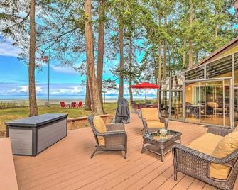 Kye Bay Beach House Oceanfront Retreat - Comox - Innenhof