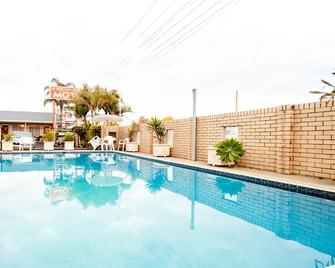 波麗娜工藝汽車旅館 - 巴利納 - 巴里納（澳洲） - 游泳池