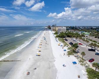 Tropic Breeze Unit 12 Madeira Beach Second Floor - St. Pete Beach, Florida - Plaj