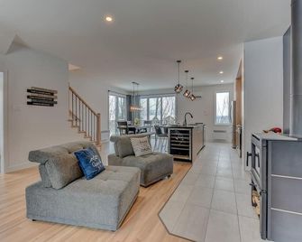 Hôtel à la maison - L'Entre-Deux, ski in/ski out - Potton - Living room