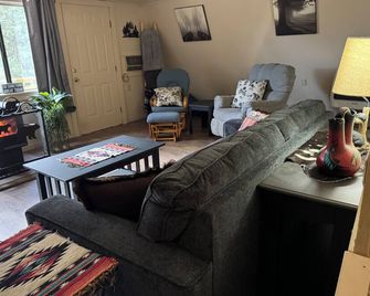 Cozy Bear Den - Cloudcroft - Living room