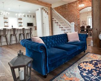 Beautifully Renovated Farmhouse in Jackson, MO - Jackson - Living room