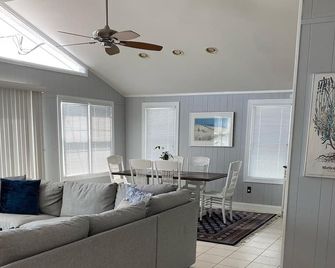 Barnegat Light Beauty, Steps from the Beach, Gracious & Comfortable Family Space - Barnegat Light - Sala de estar