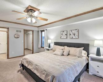 Altoona Home 11 Mi to Downtown Des Moines - Altoona - Bedroom
