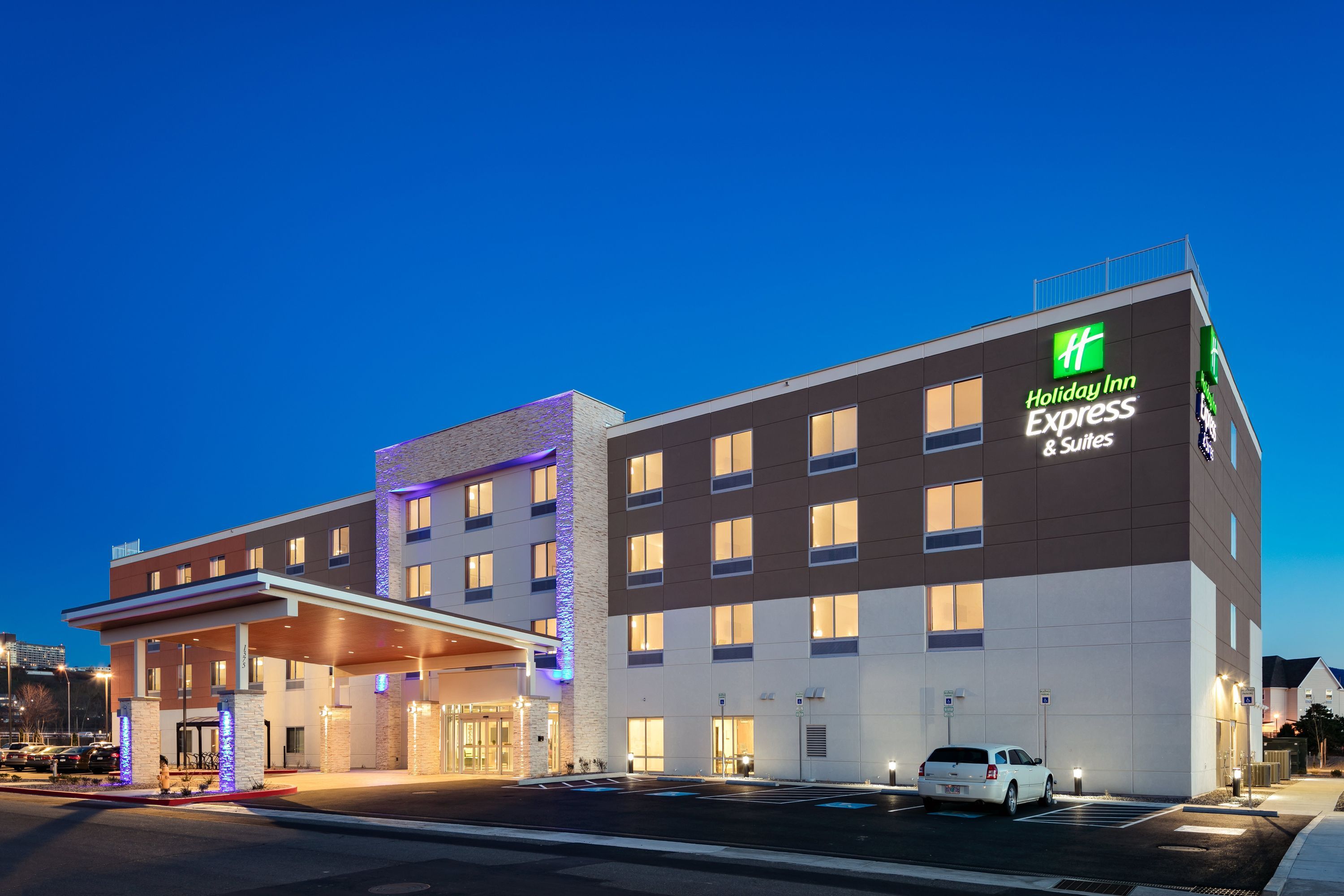 Holiday Inn Express & Suites Medford By IHG - מדפורד - בניין