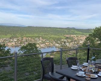 Lake Tulloch and mountain Panoramic view house in Coper Cove - Copperopolis - Balcony