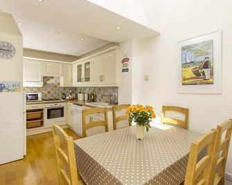 Golden Cottage - Town Centre, near Beach with Free Parking and WiFi - Sidmouth - Kitchen
