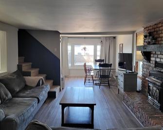 Beautiful Lake Erie - Amherstburg - Living room