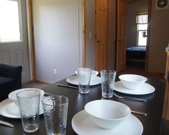 Twin Cabins | Pine Lakes Getaway | Seasonal Pool, Lake & Family Activities - Pittsfield - Jídelna