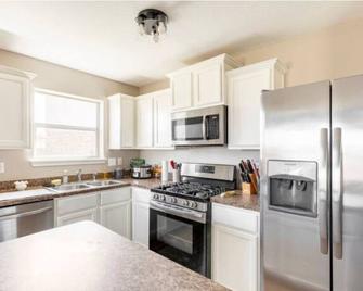 4br Near Galveston, Kemah Nasa, Recently Rehabbed - La Marque - Kitchen