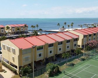 Newly redone condo with spectacular 5th floor open bay view. - Islamorada - Gebouw