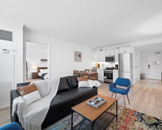 Boardwalk Cozysuites Beachfront 2br 3ba Condo - Atlantic City - Living room