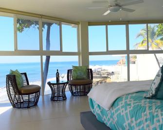 Newly Remodeled Ocean Front Farallon Beach House!!! - El Sunzal - Living room