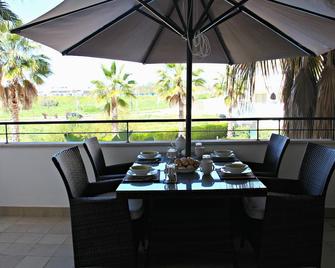 Spacious Apartment with Huge Terrace and Swimming Pool - Lagos - Balcony