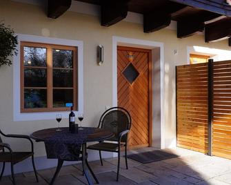 Ferienwohnung Am Feldbach - Bad Aibling - Innenhof