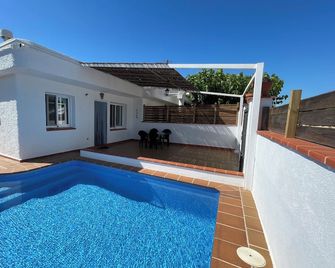 Casa Rogi, with pool, ideal for family, on main street and near the beach - Riumar - Piscina