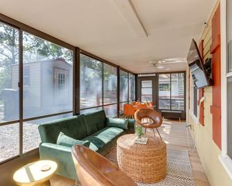 Cozy Blairsville Studio with Deck 15 Yards to Lake! - Blairsville - Living room