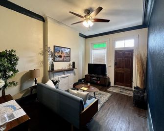 Colerain Oasis Home: Artistic 3br 2ba Near Otr W/ Patio & Private Hot Tub - Cincinnati - Sala de estar