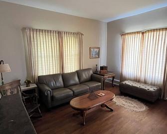 Come stay at The White House. Old World Charm in fabulous Farmington - Farmington - Living room