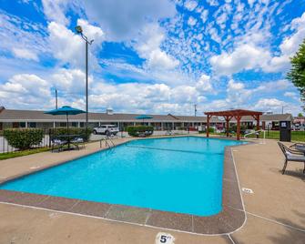 Best Western Coach House - Springfield - Pool