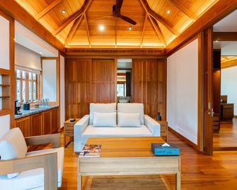 The Surin Phuket (SHA Plus+) - Choeng Thale - Wohnzimmer