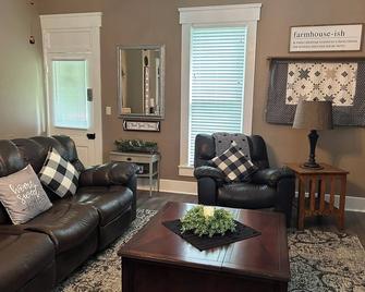Fall Getaway & Relax! Beautiful updated spacious rural Farmhouse-close to I69 - Anderson - Вітальня
