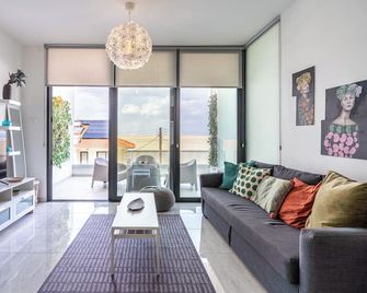 Bonne Heur 1-BR Apt & Balcony in Larnaca - Ларнака - Вітальня