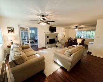 Peaceful Hideaway Cabin with Sunroom and Fire Pit near Lake Ouachita, Arkansas - Mount Ida - Living room