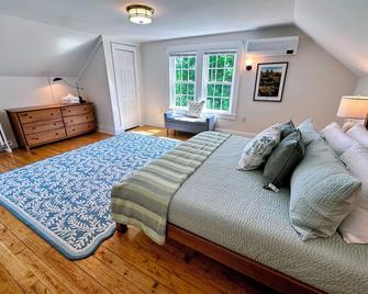 Experience the Rocks Estate like never before with a stay at the Gardeners Cottage! - Bethlehem - Habitación