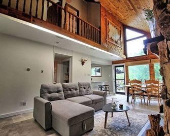 Discover Your Perfect Retreat at Evergreen Escape Cabin Rental! - Grand Marais - Living room