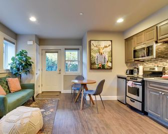 Walkable Portland Studio 1 Mi to Dtwn! - Portland - Sala de estar