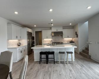 brand new 3-bedroom house in the great park in Irvine - Irvine - Kitchen