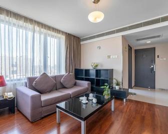 تشينجداو هاوسينج إنترناشيونال هوتل - تشينغداو - غرفة معيشة