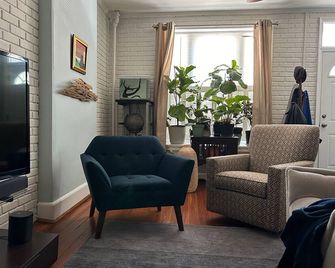 Safe and Quiet, But Near the Fun - Philadelphia - Wohnzimmer