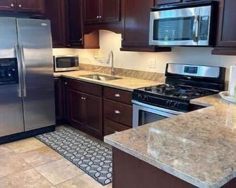 2 Bdrm Private Basement Apartment Sleeps 6 - Bountiful - Küche