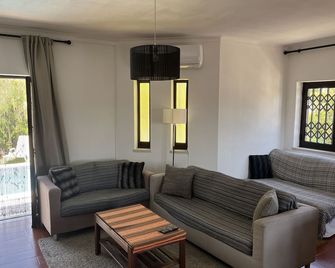 Casa Pausa Sesimbra Holiday Home - Sesimbra - Salon