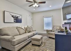 M20 Rentals Modern Apartment 2bd 1ba Centrally Located Salem, NH - Salem - Living room