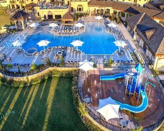 Shangri-La Resort - Monkey Island - Pool