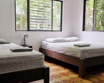 Casa Pura Vida Surf Hostel - Tamarindo Costa Rica - Tamarindo - Bedroom