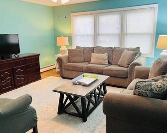 Hadley Amherst Location.Explore the Valley Colleges! - Hadley - Wohnzimmer