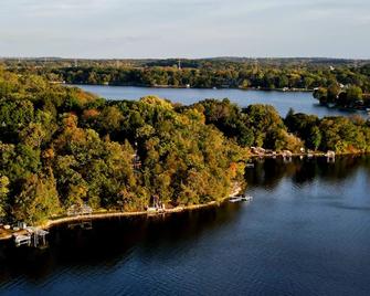 Spacious Lake House with Beautiful Views and 123 Feet of Swimming Frontage - Hartland - Outdoors view