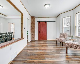 Charming Home - 2 Mi to Niagara Falls State Park! - Niagara Falls - Living room