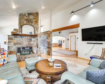 Hot Tub, Wineries, Mtn Views Palisade Home! - Palisade - Living room