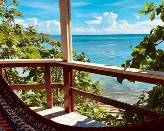 Fosters West Bay Resort - Coxen Hole - מרפסת