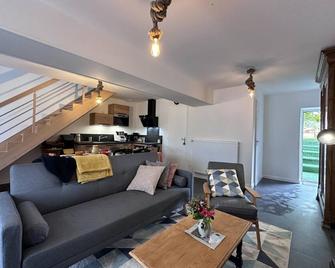 Gîte Champêtre avec Animaux, Spa et Tout Confort en Pleine Nature Bourbonnaise - FR-1-489-539 - Buxières-les-Mines - Sala de estar