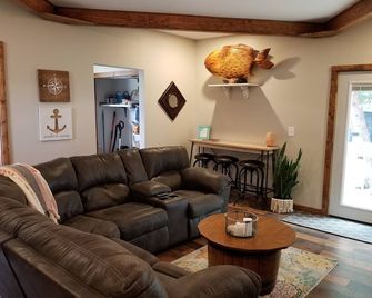 Spacious yet cozy, newly remodeled home steps away from the Surf Ballroom. - Clear Lake - Living room