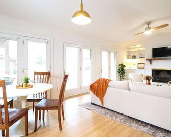 Peaceful, Well-Lit 3 Bed, 3 Bath Spacious Retreat With Mid-Century Modern Design - Wilson - Dining room