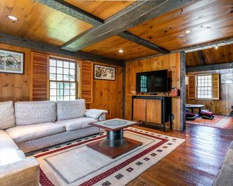 Historic Litchfield Hills Saltbox On Large Estate! - Litchfield - Living room